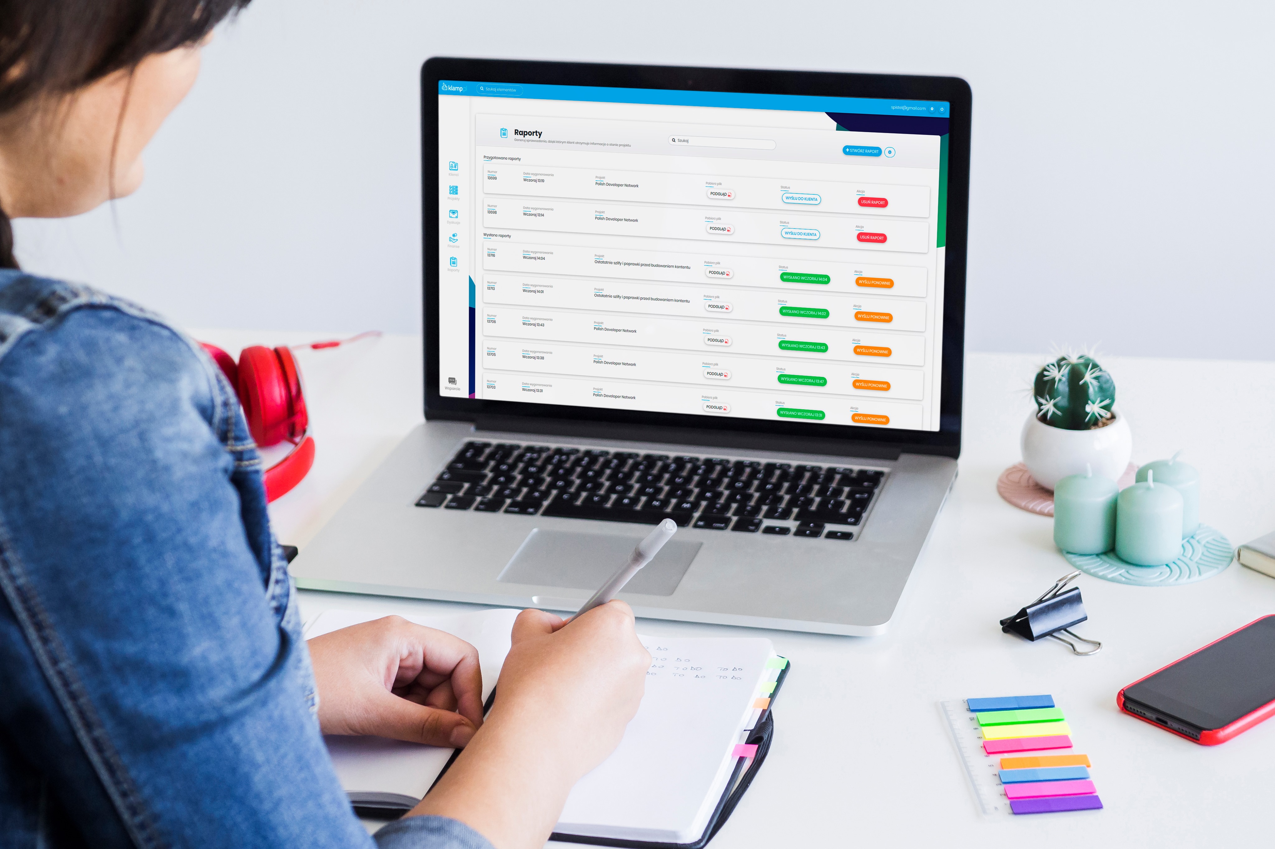 Why should a freelancer send reports to a customer?